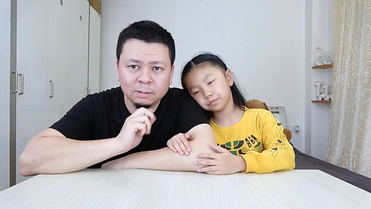 #父女试玩“吓一跳草莓”里面究竟有什么吓人的东#父女试玩“吓一跳草莓”里面究竟有什么吓人的