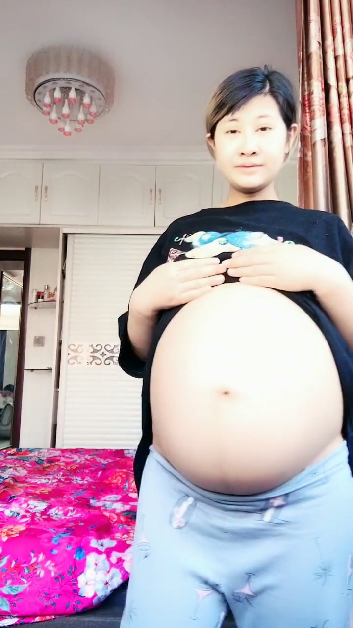 双胞胎的大肚皮,不是一般的大!