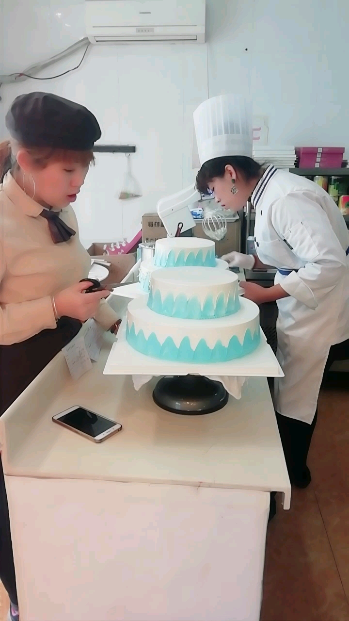 双胞胎的生日蛋糕制作中!!祝小宝贝健康成长生日快乐!!