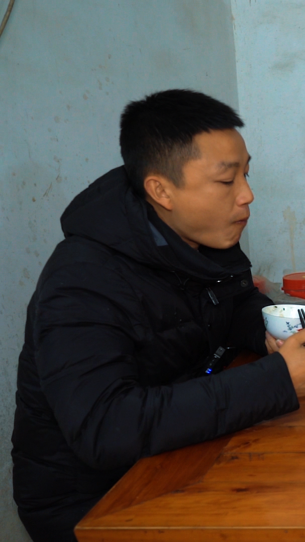 今天在家简单的做个蛋炒饭,简单的美食却是小时候最爱的美味