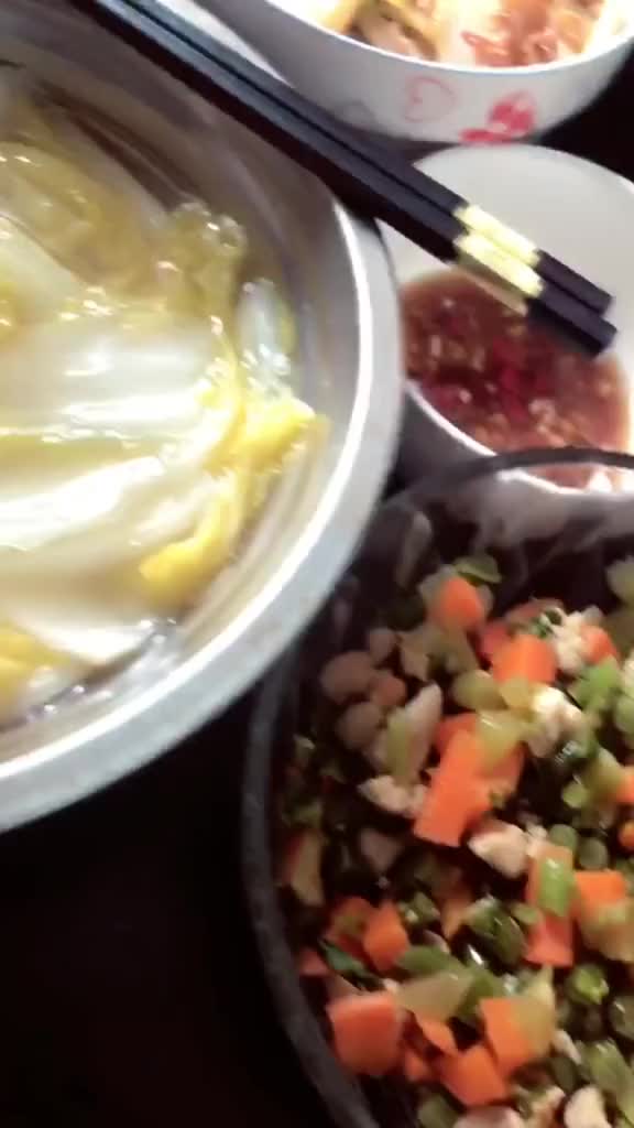 #减肥减肥减肥减肥减肥减肥减肥减肥,打卡减肥午餐,鸡胸肉胡萝卜芹菜蘑菇白菜汤(今天为IG加
