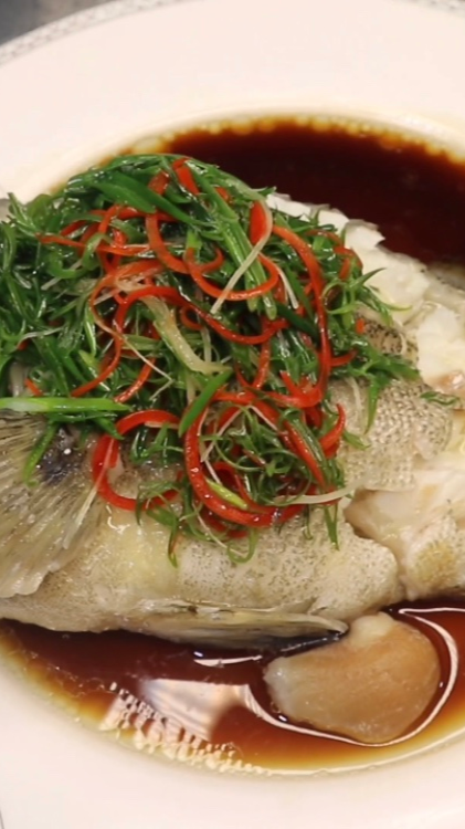 #美食#大厨分享”清蒸石斑鱼“完整做法，记住这几点蒸出的鱼鲜香又嫩滑