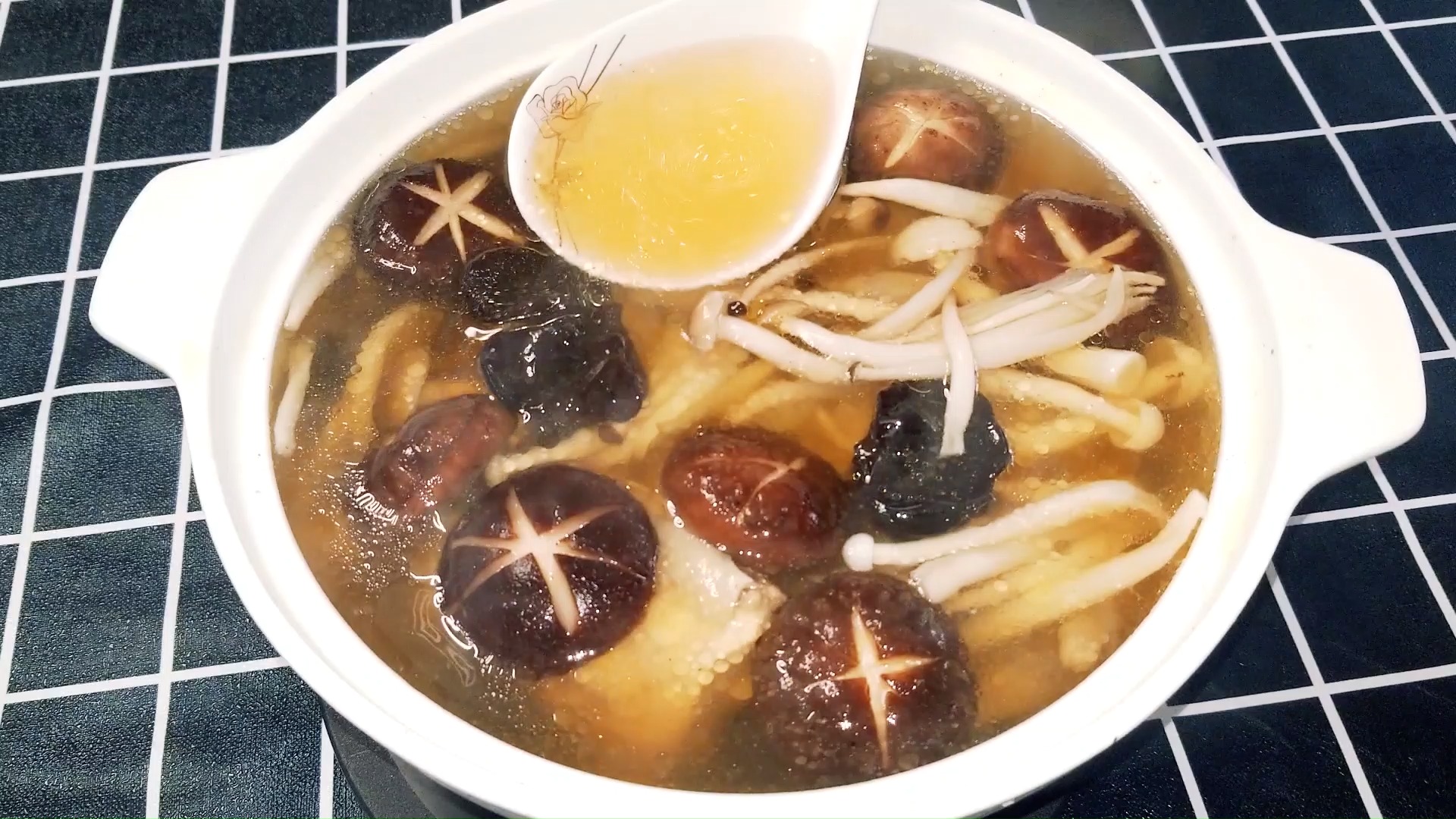 #美食#如何炖好鸡汤,隔水炖菌菇鸡汤,营养不流失,好喝的停不下来