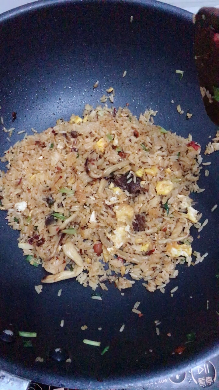 #食神大PK#吃宵夜咯,蛋炒饭加入牛肉粒和妈妈自制的萝卜干