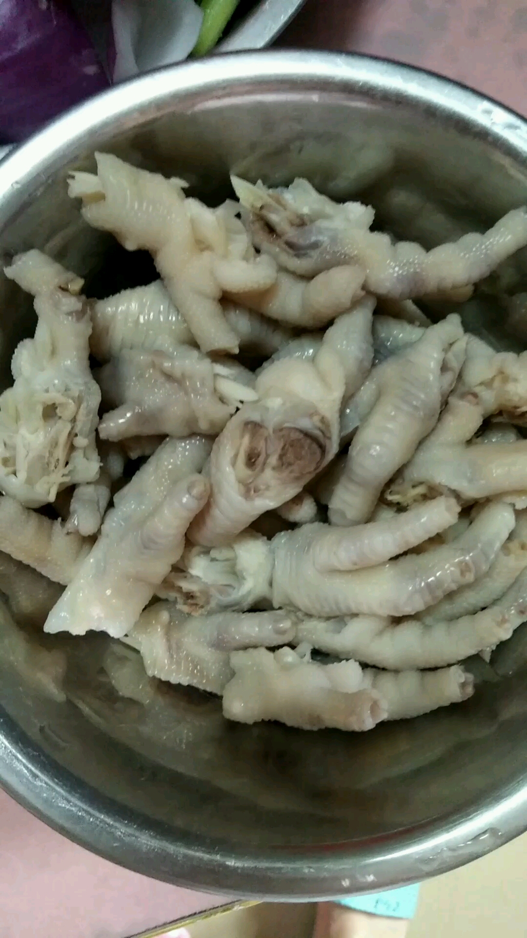 凉拌柠檬鸡爪,今天做点不一样的,加了洋葱和青瓜超适合这个闷热的天气