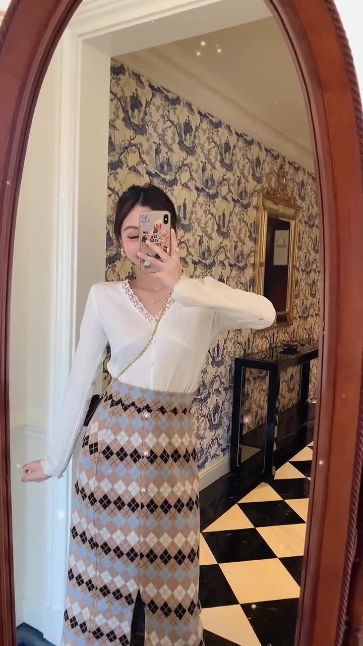 显瘦的打底衫搭配毛毛外套真的太赞了就像炸鸡配啤酒文案穿搭