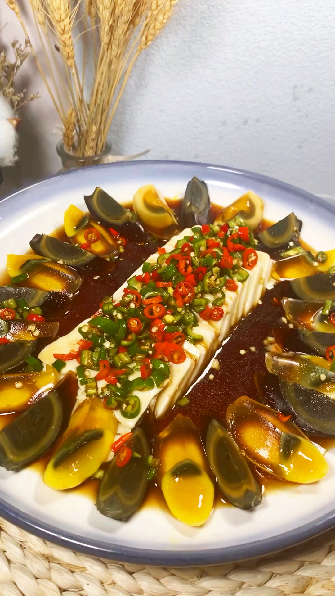 #爱美食爱生活#皮蛋豆腐。非常常见的凉菜。教您这样调出来的料汁特别简单可口。@全民小视频