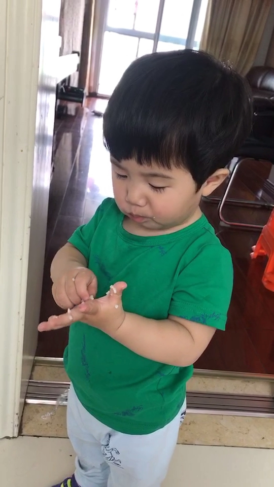 #家有萌娃#  抓了饭团的手好粘啊，该怎么办呢？