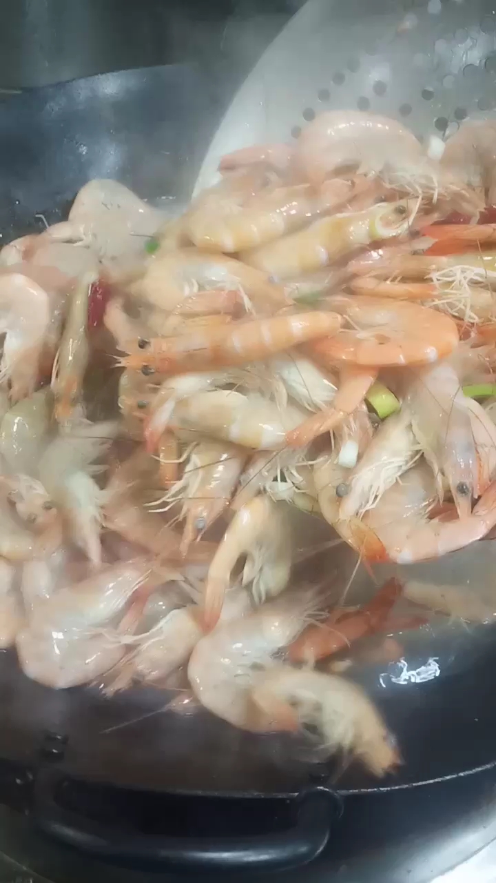 饭店的白灼虾做法,冻虾化开起锅烧水入葱姜料酒下入大虾煮熟捞出备用另兑碗汁豉油陈醋