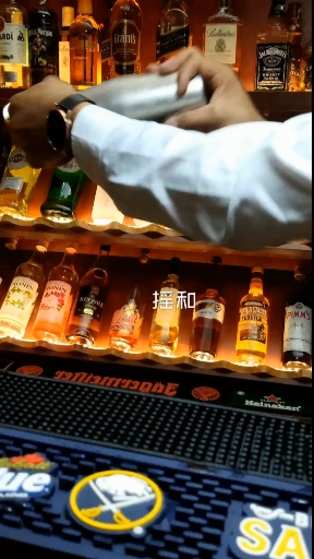 #月圆人团圆#粉色记忆鸡尾酒,中秋节前的一杯粉色记忆,是否让你想起某一年中秋团圆的欢快时光