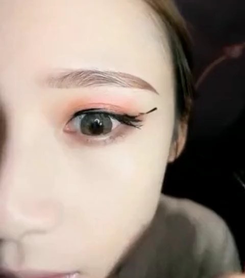 #明星娱乐#今年流行这样画眼线,炒鸡简单,炒鸡漂亮!