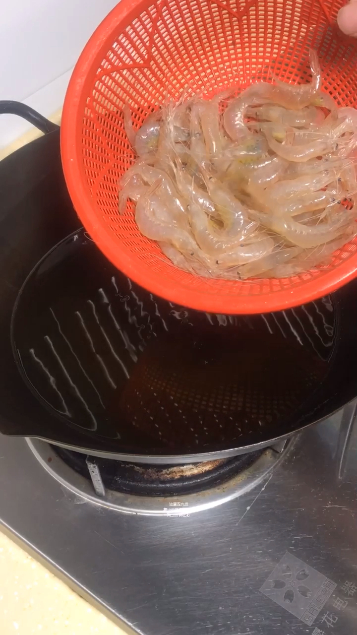 #家乡特色美食#椒盐小白虾，让人口水泛滥。