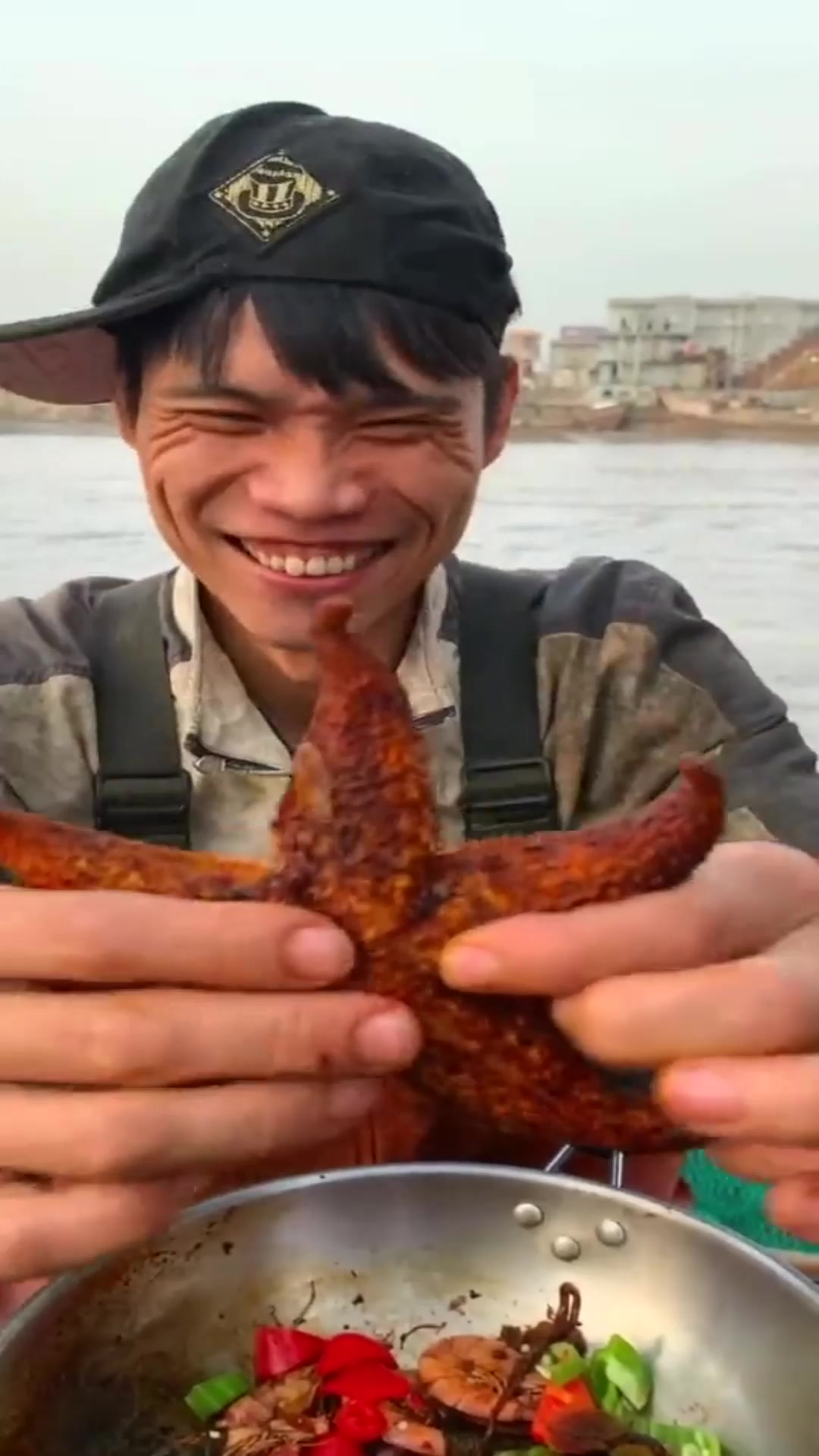 #搞笑段子#原来海星是能吃的?要不是船长把这个吃进去了,都不敢相信