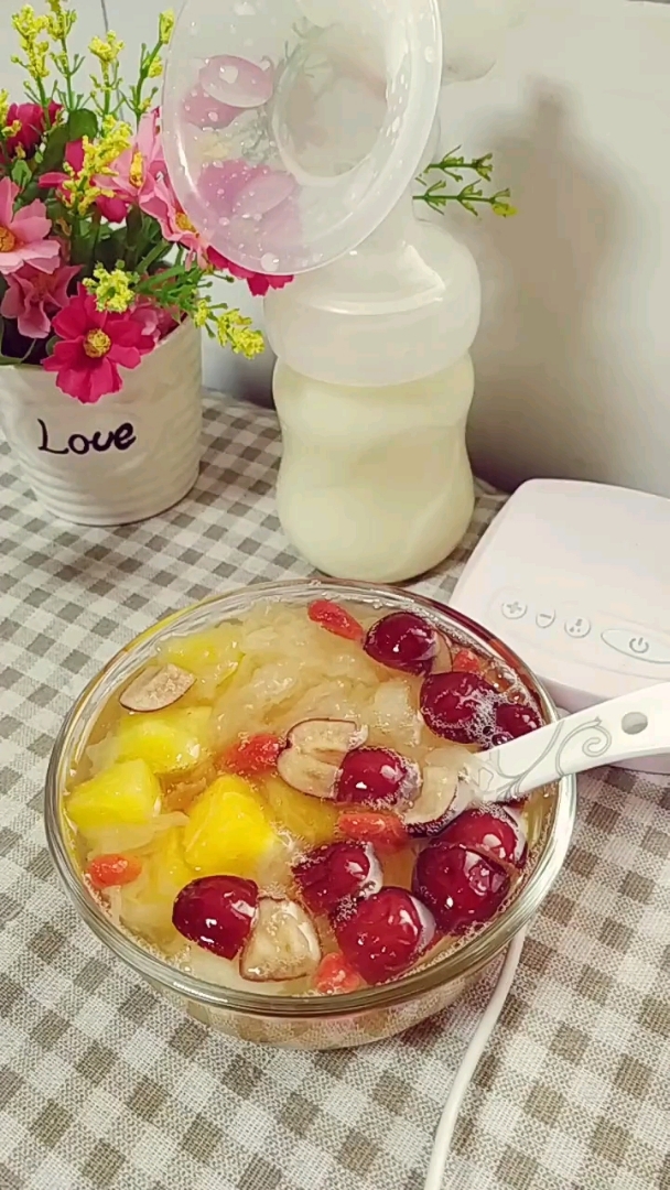 木瓜红枣银耳羹 木瓜,银耳,红枣,枸杞,冰糖,放到砂锅里,加清水炖开以后小火慢炖