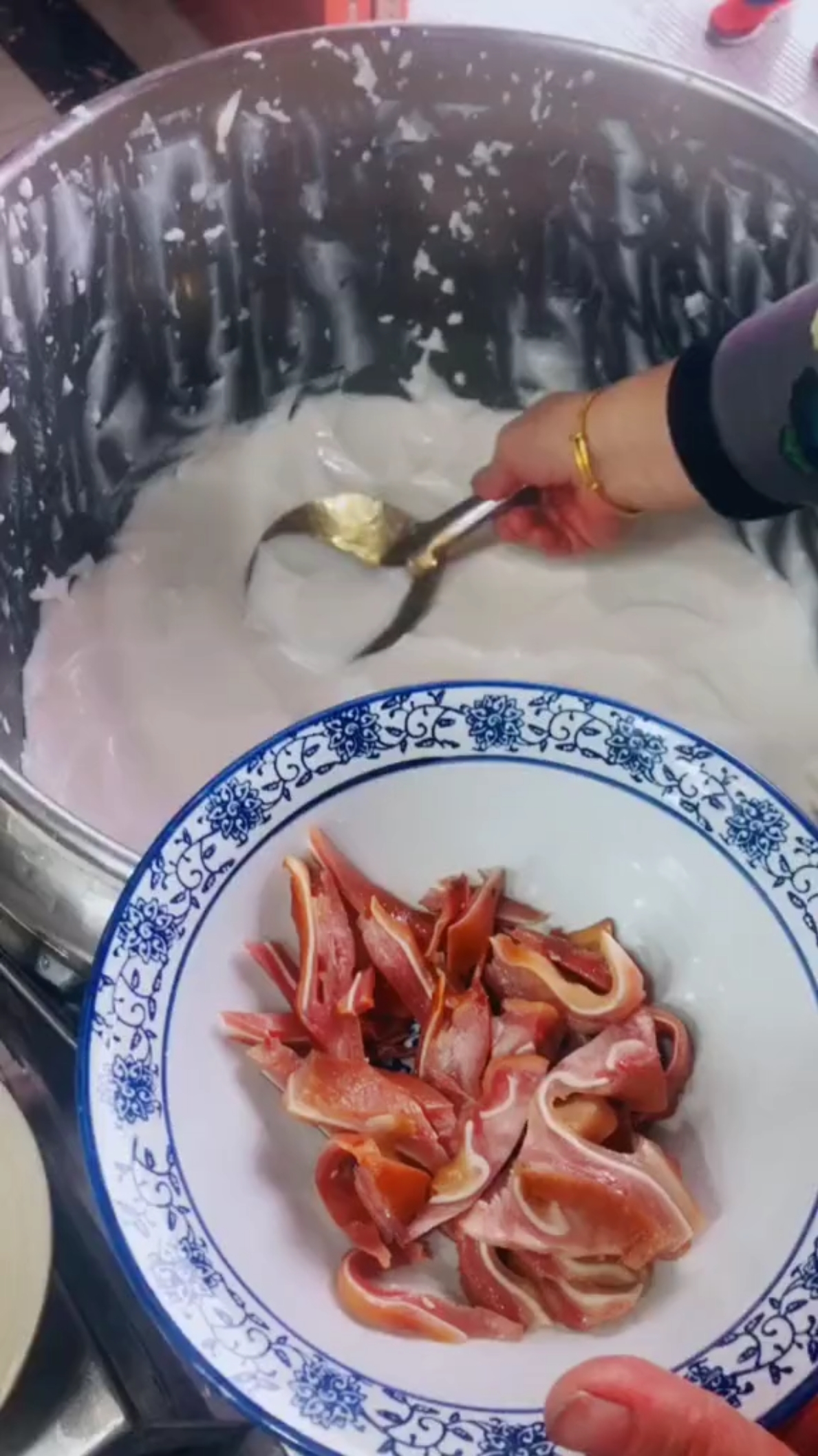 猪耳朵豆腐脑,猜猜这一碗要多少米?