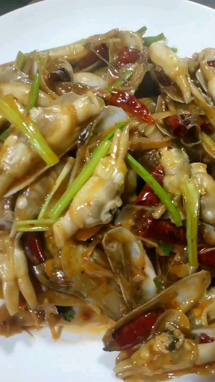辣炒小仁仙,水淀粉一定要少放,勾薄薄的芡,非常简单又好吃的美食吆。