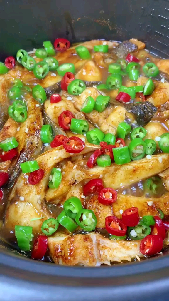 用电饭锅炖出来奥尔良炖鱼,肉质细嫩,美味不腥