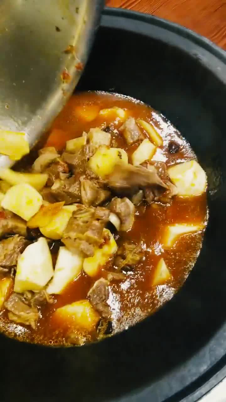 东北铁锅炖牛排,柴火小火慢炖,吃起来味道真是好
