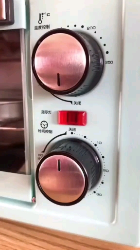 炒鸡可爱的小烤箱,成功的做好了烤鸡翅,等下再研究下蛋糕怎么样