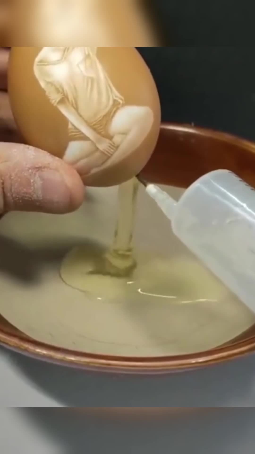 鸡蛋壳上雕花,这技术没个十年八年练不成