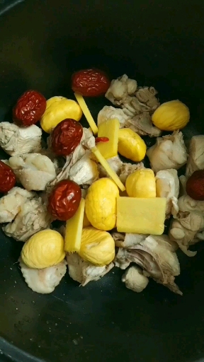 #音为有你#秋冬滋补靓汤,软糯的板栗与香甜的鸡汤简直绝配～