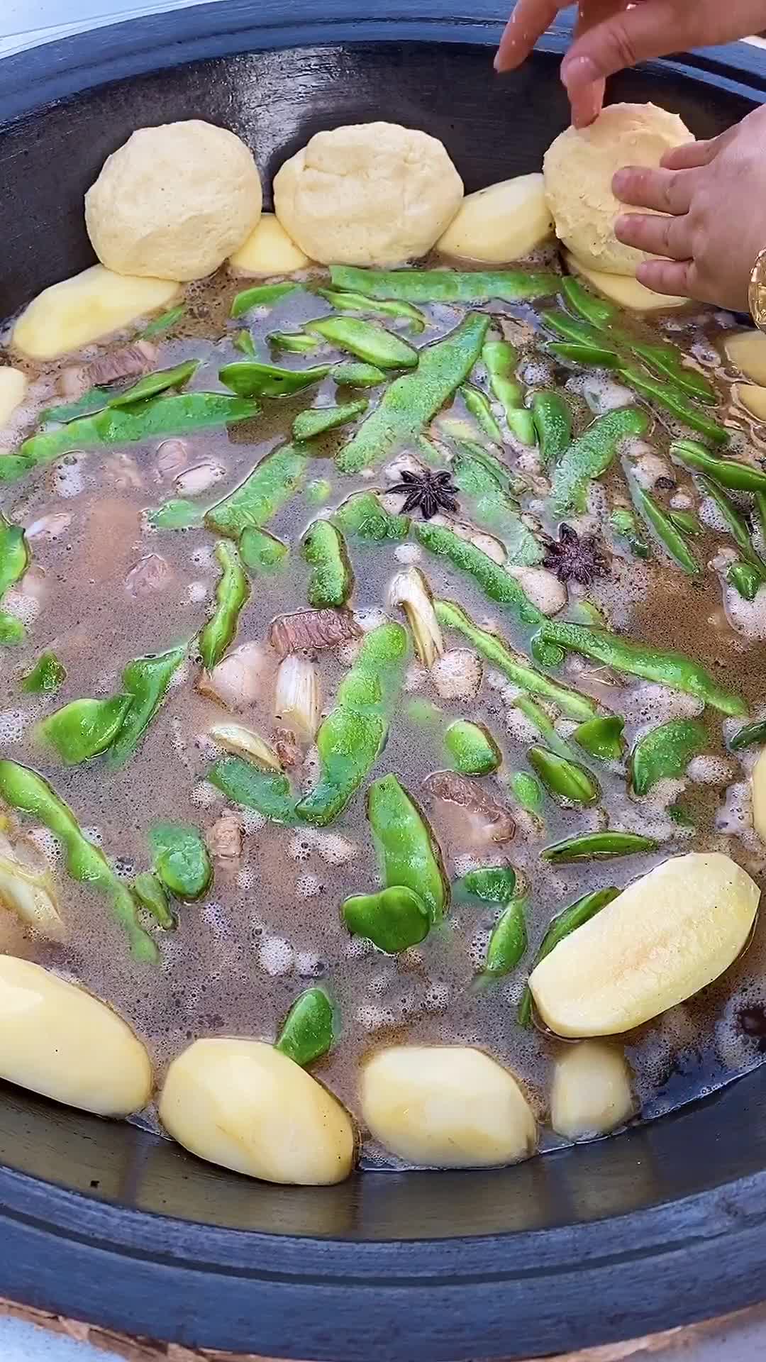 东北特色一锅出铁锅炖豆角蒸茄子蒸土豆蒸鸡蛋酱锅贴大饼子,老好吃了