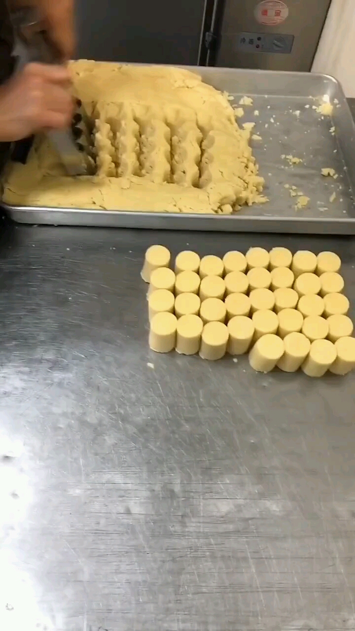 以前皇上最喜欢吃的糕点来了,就是这个宫廷桃酥