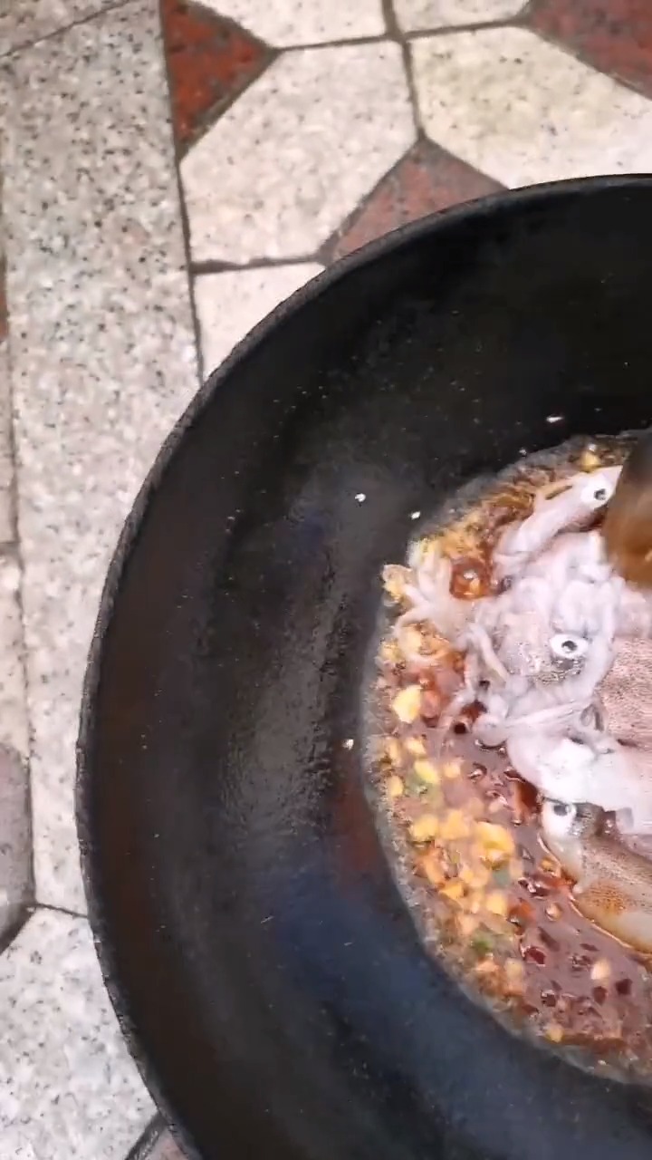 小渔村地道做法,油焖活小管鱿鱼