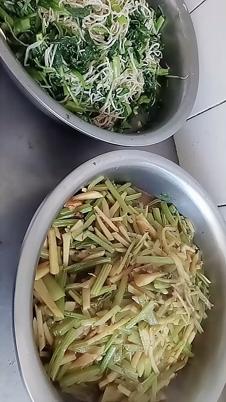 芹菜炒土豆丝,凉拌菠菜绿豆芽。