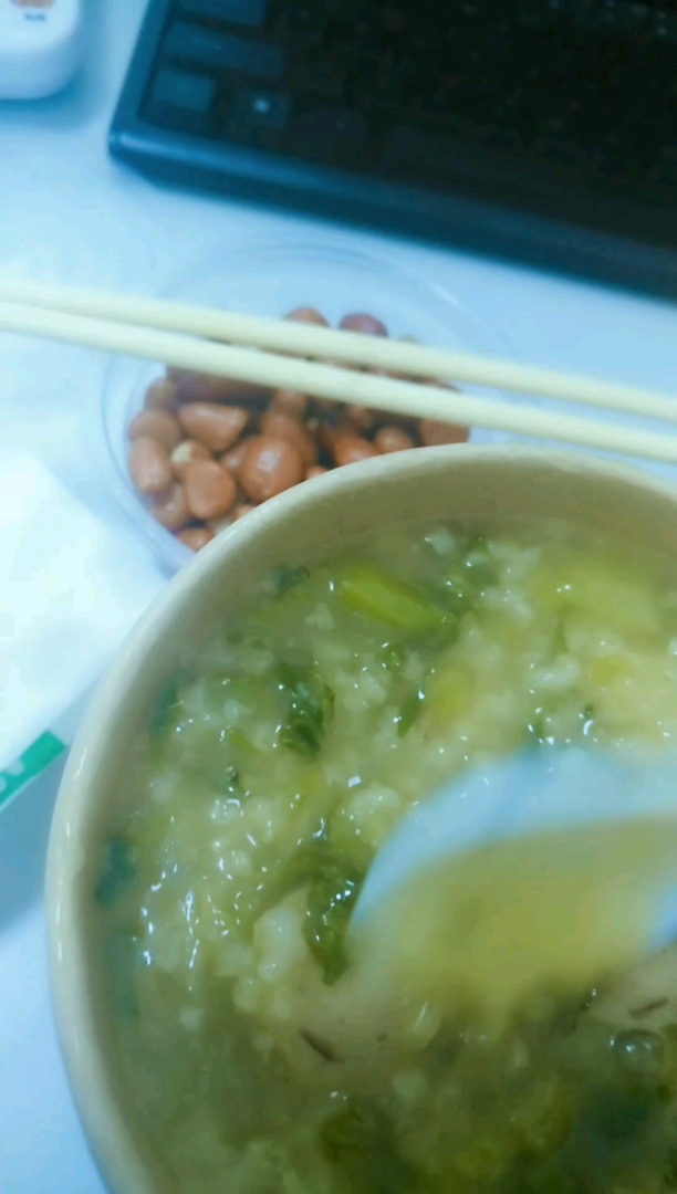 #过了腊八就是年#青菜丸子粥 (σω)σYO 丸子切成了片儿呀