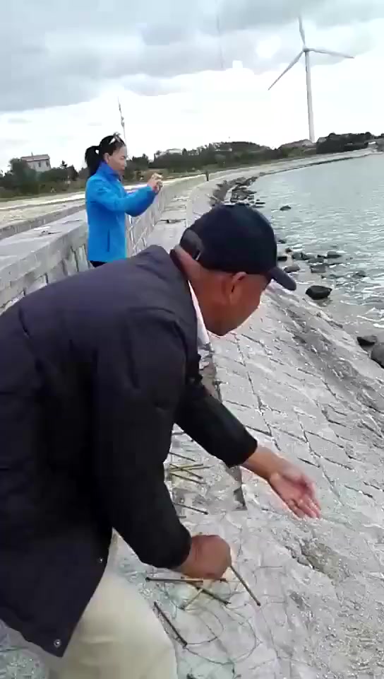 #搞笑段子#冬季海钓,活的马步鱼