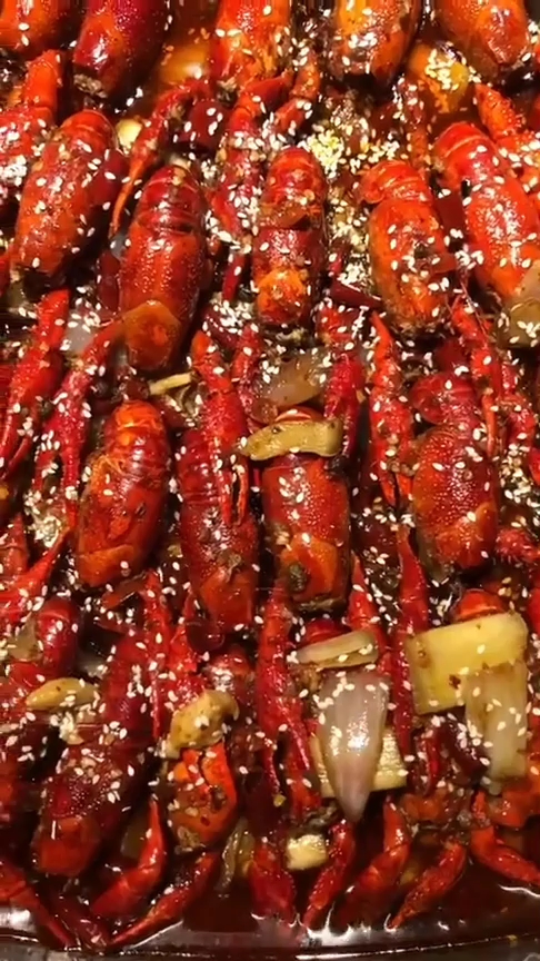网红龙虾大拼盘,搭配的还有西双版纳烤鱼,种类超多!