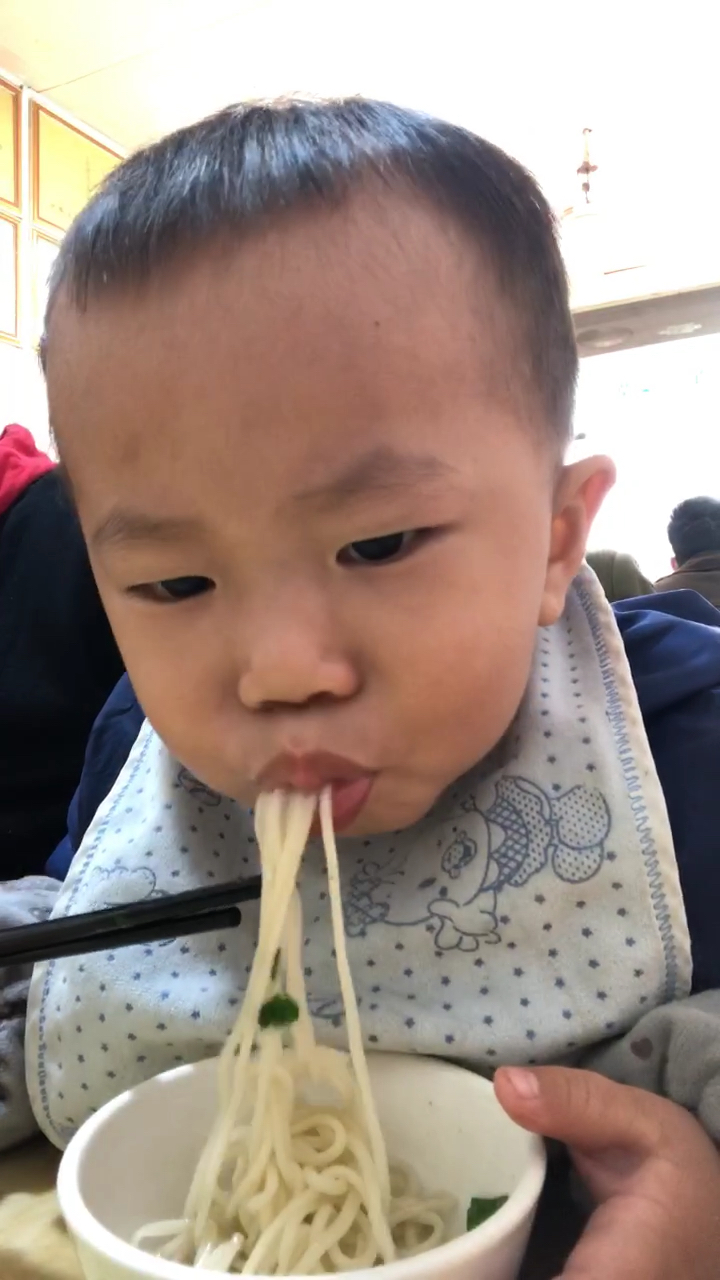 猜猜小鸡宝宝多大就会用筷子了?