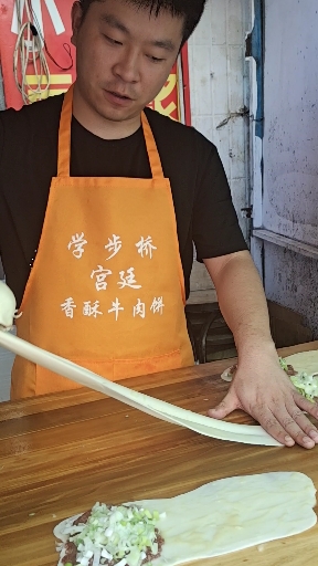 八年野战军退伍创业,经营一家麻辣烫店,店里添加项目,麻辣烫店每天营业四千米左右