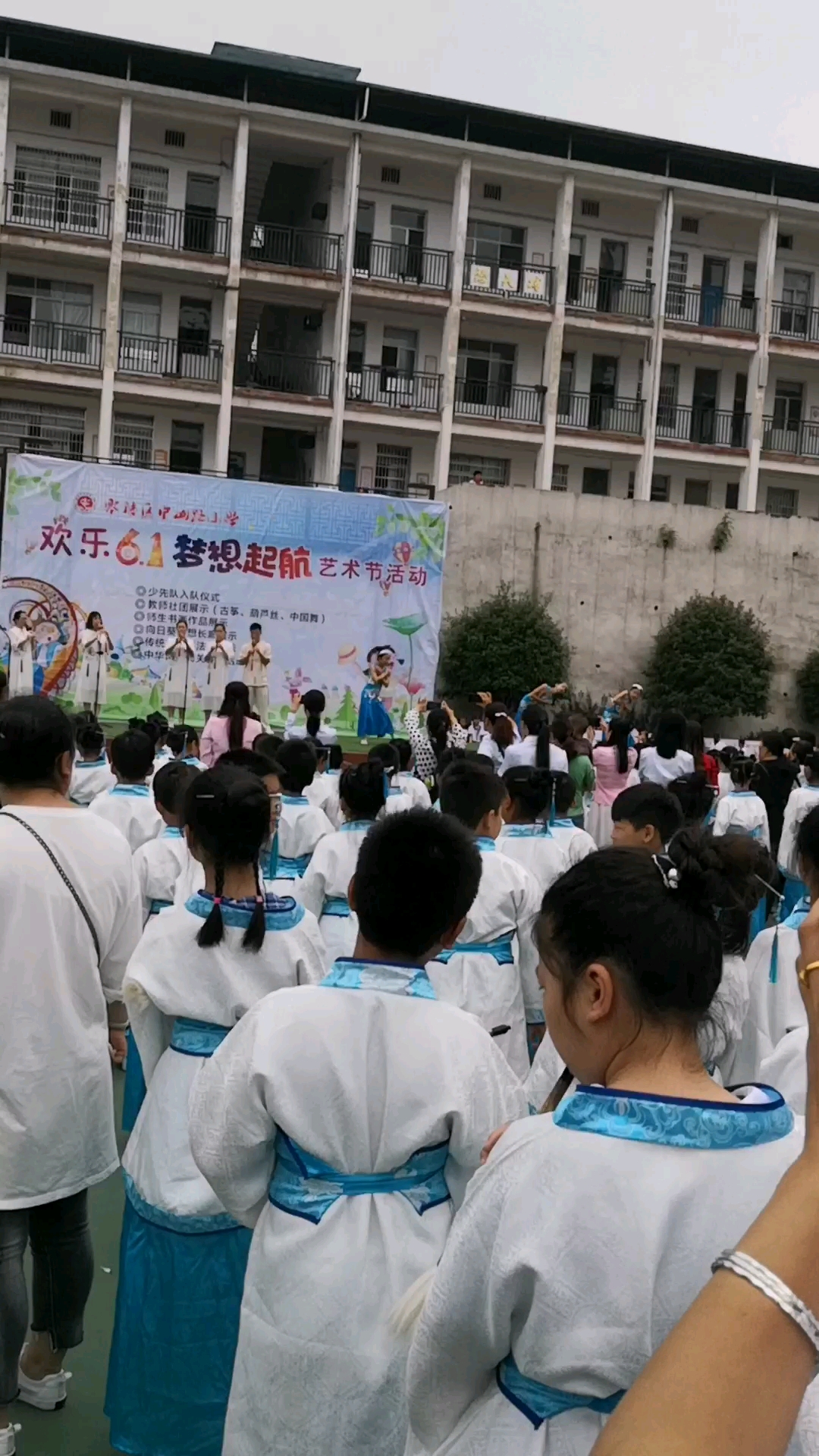 六一儿童节孔雀舞