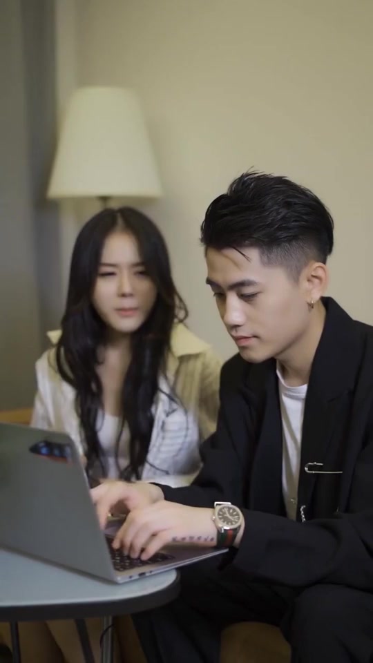 #搞笑段子#秋天的第一杯奶茶收到了吗?美女给男友打马赛克发朋友圈,这样虚伪的秀恩爱真扎心!