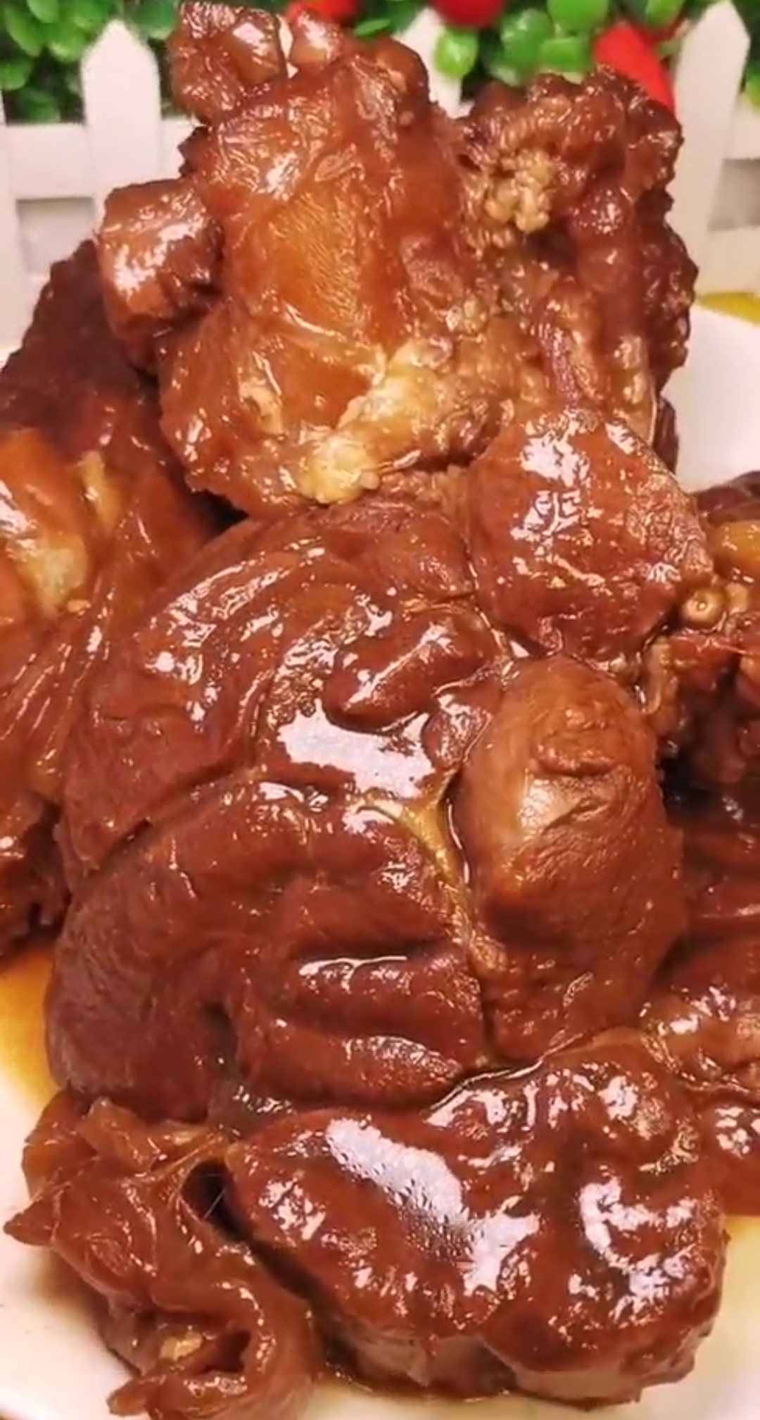 这个酱牛肉一定要冷却后才能切出好的纹理。