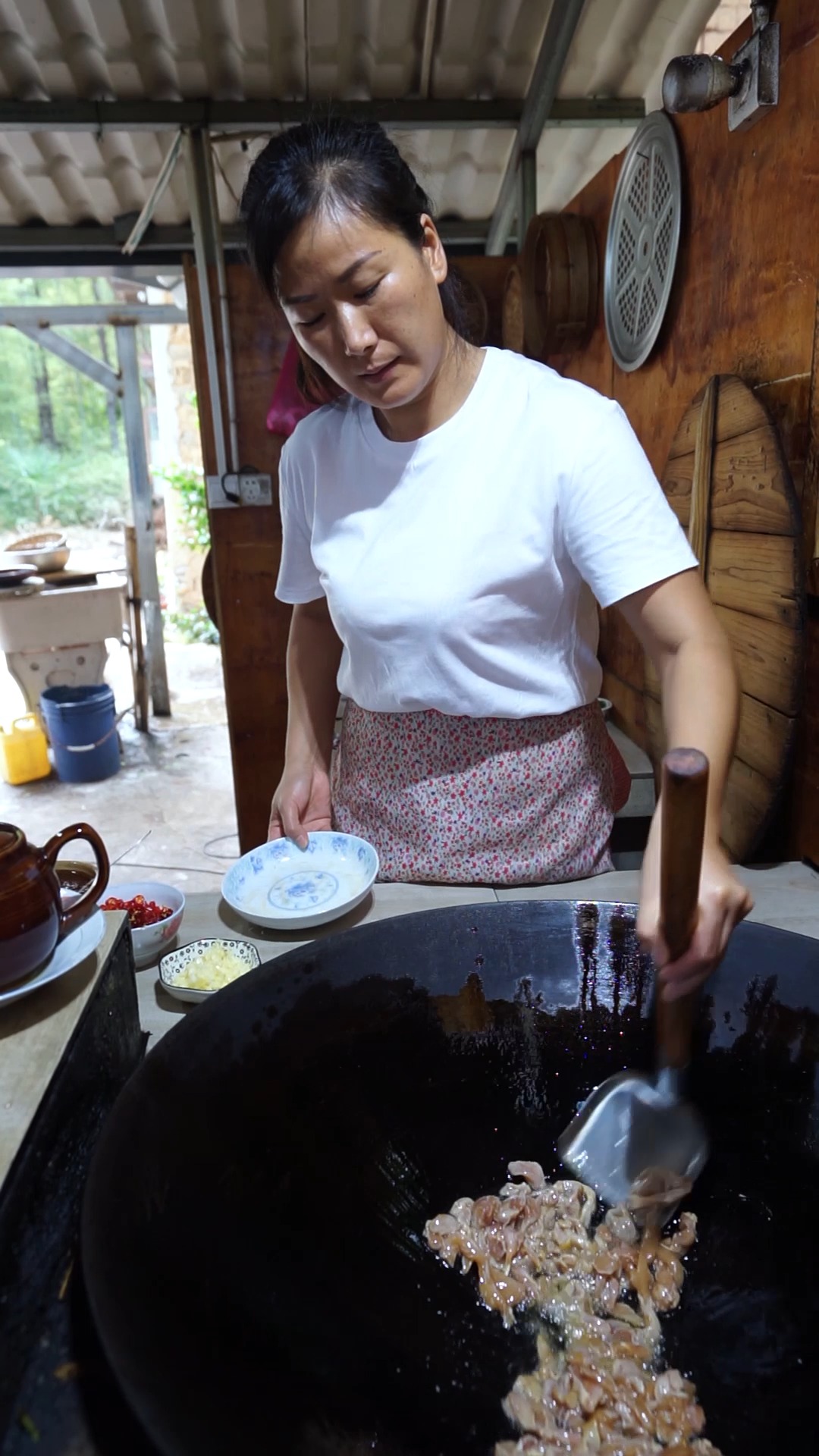 #美食#小外甥说想吃爆辣的新疆炒米粉,切点鸡胸肉在家炒一大盘,连炜炜都说辣的过瘾!