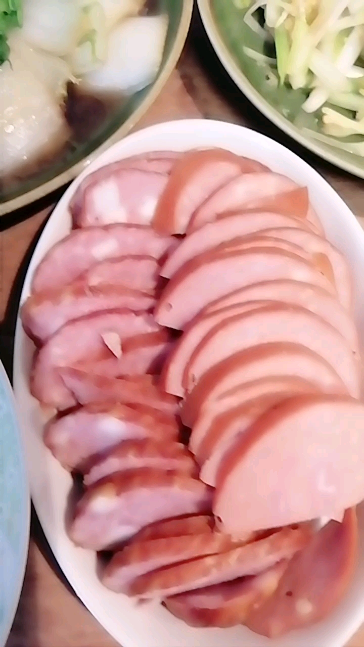 蒜蓉快菜和肉片菜花鸡蛋酒黄和肉末萝卜丝。