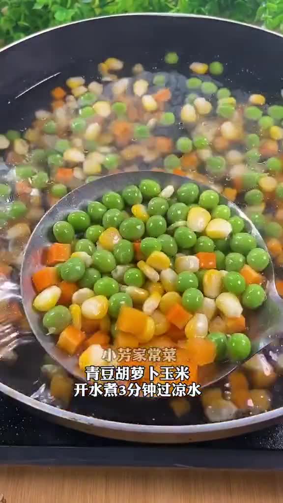天气太热,孩子不吃饭那就做个什锦炒饭吧。