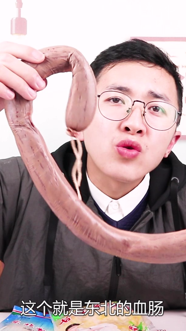 听说东北特产“血肠”好吃,小伙买来自己在家里做,味道起飞啦