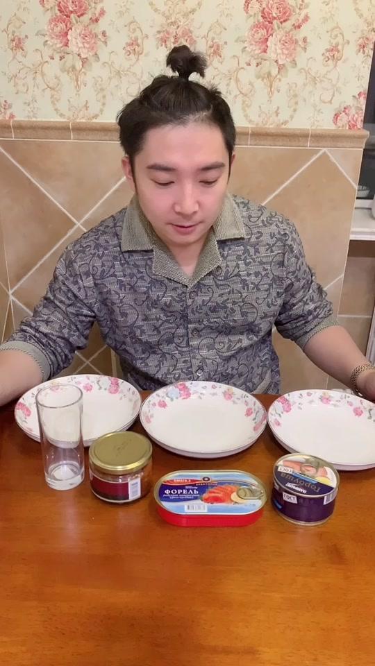 俄罗斯罐头的正确打开方式测评三款鱼罐头!请忽略我没有办法剪的头发!