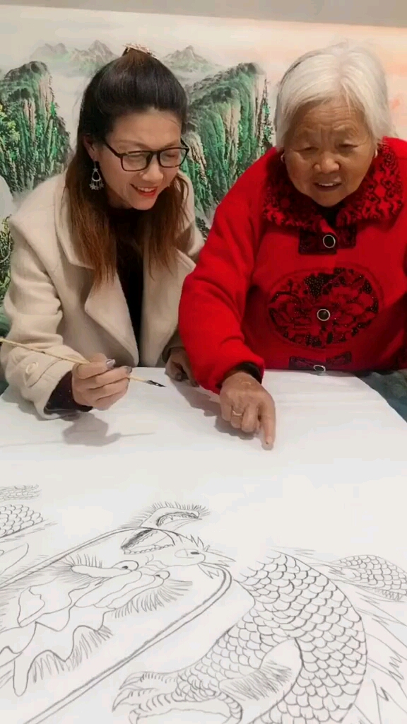 和百岁老奶奶一起画鲤鱼跳龙门希望大家多多支持