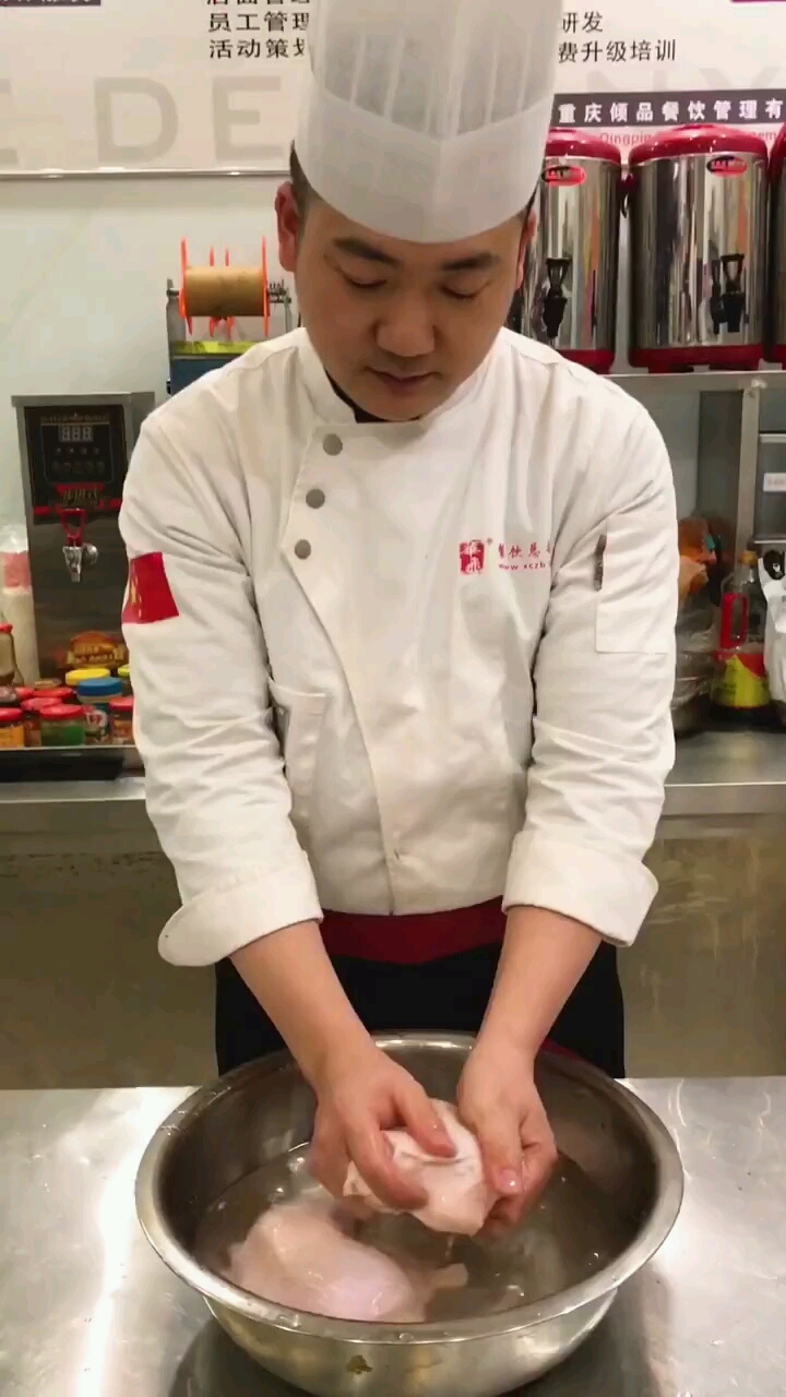今天用鸡边腿教大家做一道美食一看就会