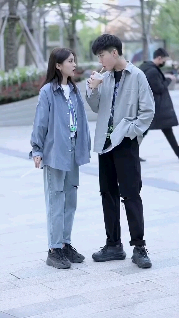 原来好看的人都是两个人喝一杯奶茶的而我一个人喝两杯……