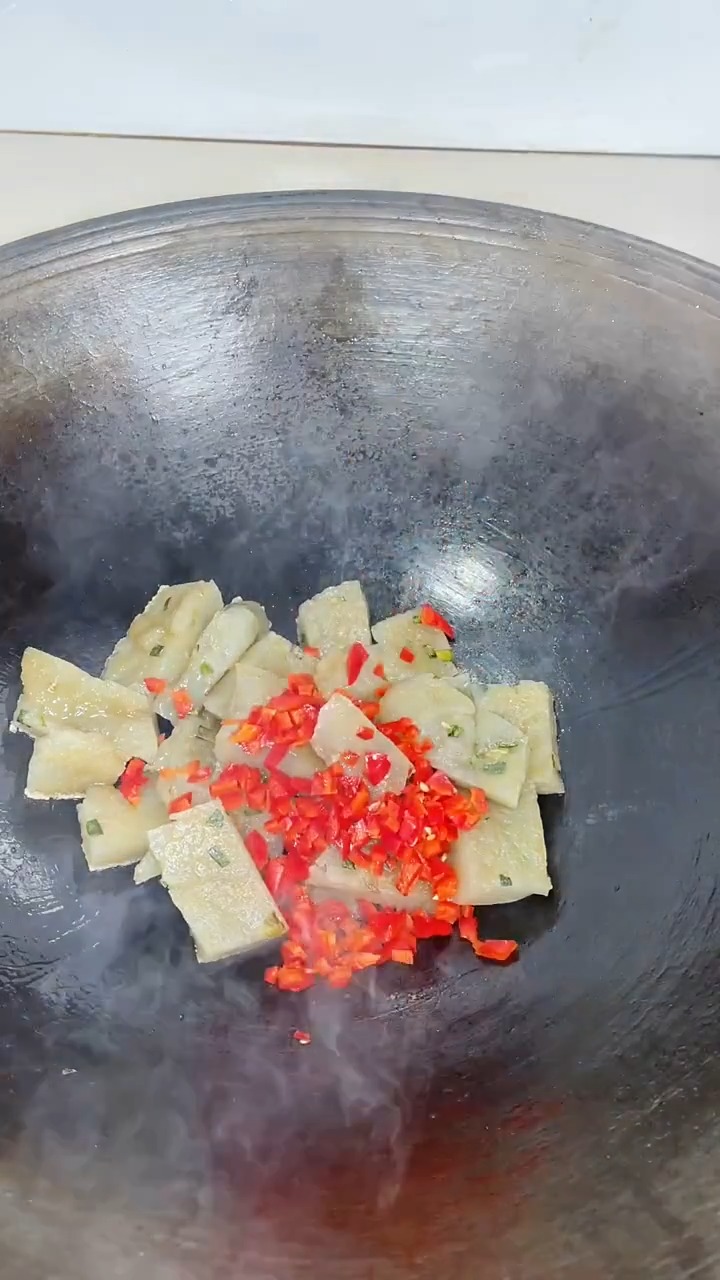 大家都说红薯粉圆子烧肉太油腻了,这样的素炒的你们喜欢吗?