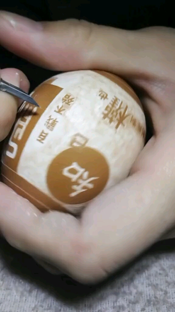 鸡蛋壳在手艺人手里是艺术品,在我手里还是鸡蛋壳