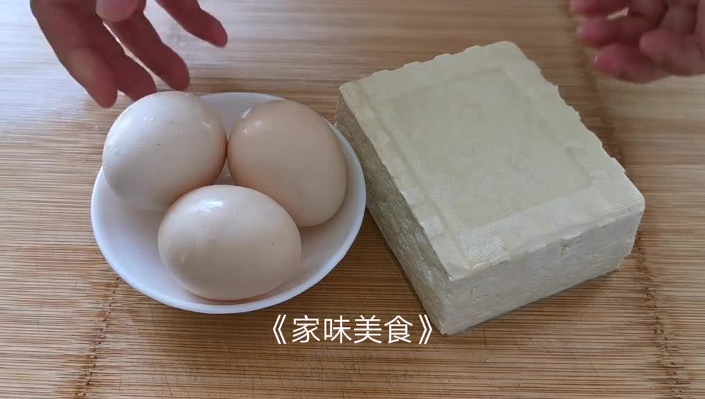 豆腐炖鸡蛋实在太香了,出锅香气四溢,一锅不够吃,好吃又解馋!