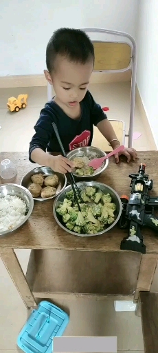 2岁的我学会用筷子了,自己夹菜,各位友们还吃饭的来我给你们夹菜