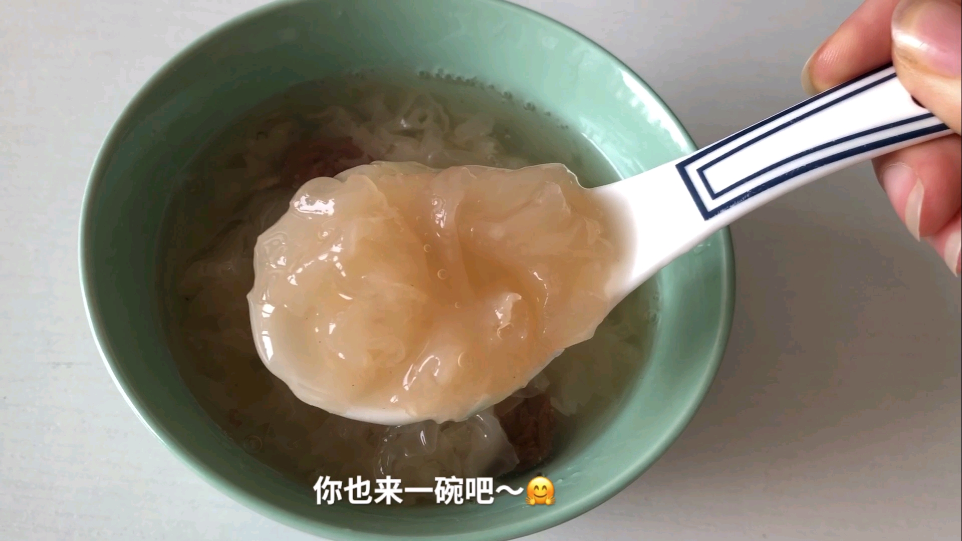 #吃喝玩乐过假期#秋季必煮的银耳雪梨羹，润肺养颜～喝完皮肤水当当赶紧煮起来吧～